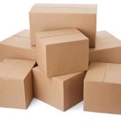 Коричневые картонные коробки